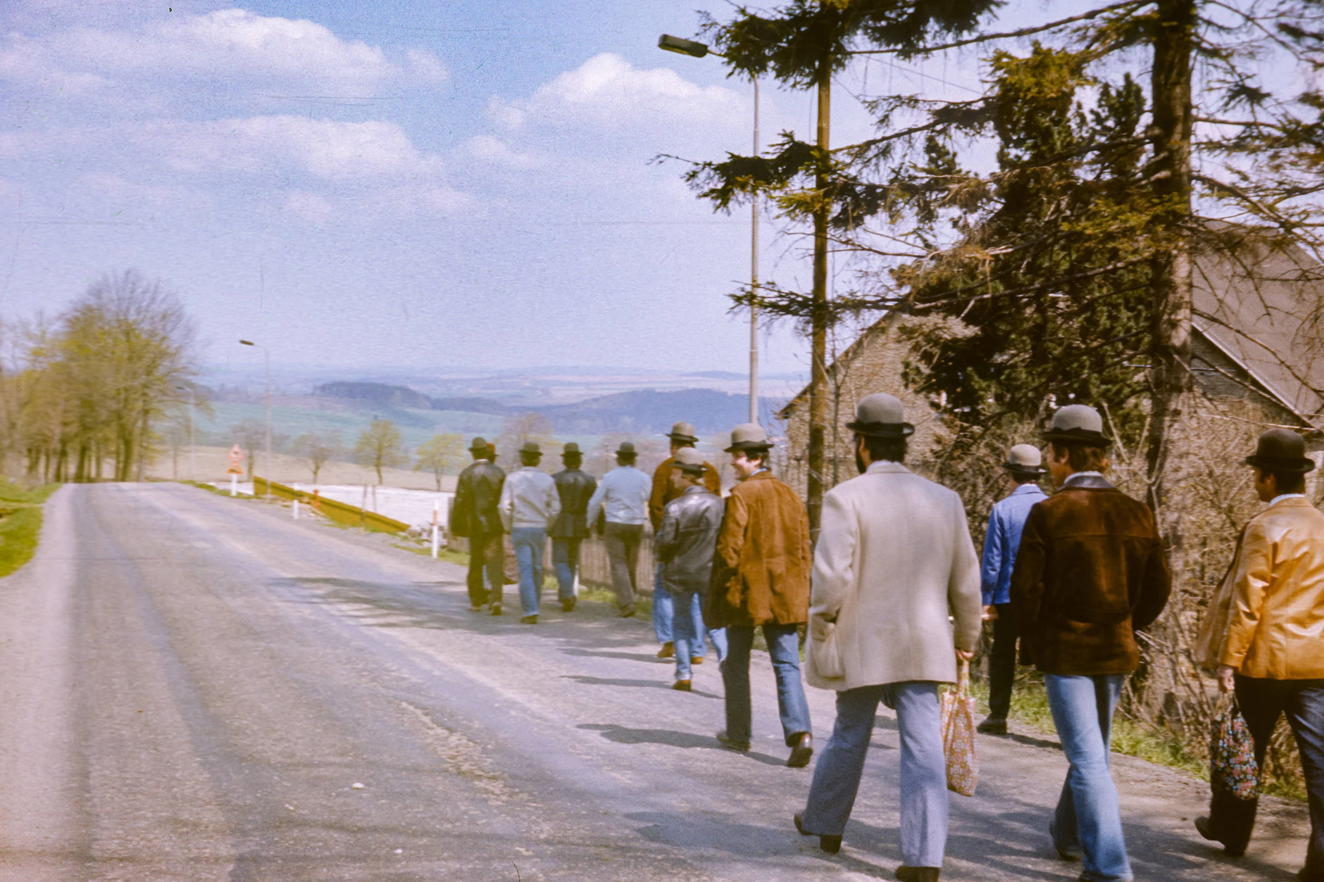 Auch wenn Christi Himmelfahrt kein Feiertag war, nutzte man auch in der DDR die Zeit um den Männertag für Wanderungen mit Freunden. hier eine Aufnahme von 1975 aus Sachsen.