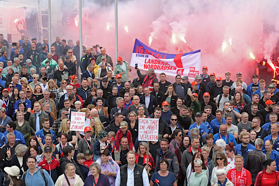 Zahlreiche Beschäftigte protestierten Anfang Mai vor dem Werkstor von Bohai in Harzgerode gegen den Verlust ihrer Jobs.