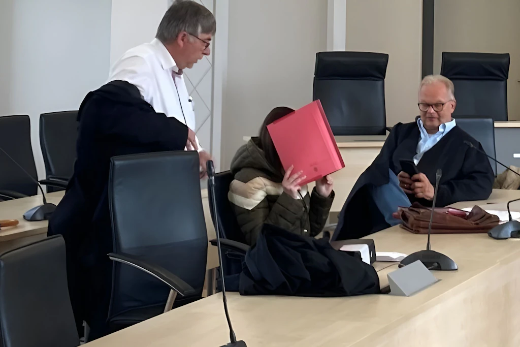 Gina H. und ihre beiden Anwälte. Die im Mordfall Fabian Angeklagte schweigt bisher zu den Vorwürfen, seit November 2026 ist sie in Untersuchungshaft.