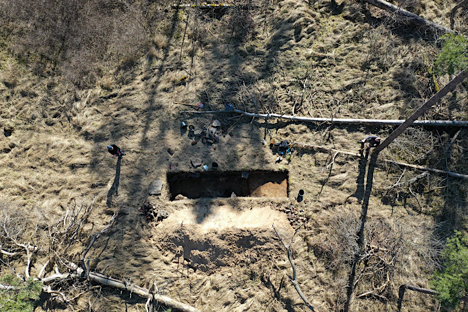 Blick auf einen Grabungsschnitt im nordwestlichen Bereich des ehemaligen Lagergeländes bei Genthin, wo Archäologen Spuren eines früheren KZ-Außenlagers und Zwangsarbeitslager freilegten.
