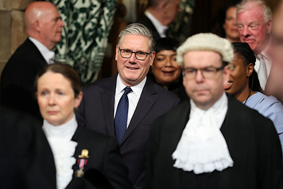 Der britische Premierminister Keir Starmer (Mitte) stellte mit der King’s Speech die Gesetzesvorhaben seiner Regierung vor.