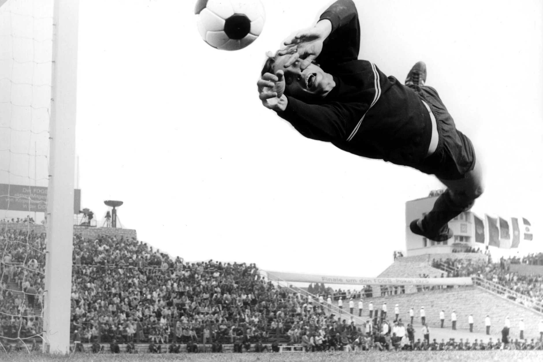 Die Stadtgruppe Zwickau der Deutschen Olympischen Gesellschaft (DOG) und der Stadtverwaltung wollen, dass Torwart-Legende Jürgen Croy in die Ruhmeshalle des deutschen Sports aufgenommen wird.
