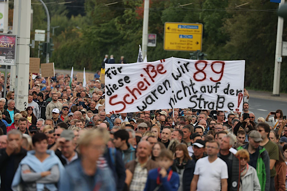 In der Theorie halten die meisten Thüringer die Demokratie für eine grandiose Idee - nur die Umsetzung stößt auf Unmut. (Symbolbild: Menschen nehmen an einer Versammlung teil, zu der das "Forum für Demokratie und Freiheit" aufgerufen hatte., 25.09.2022)