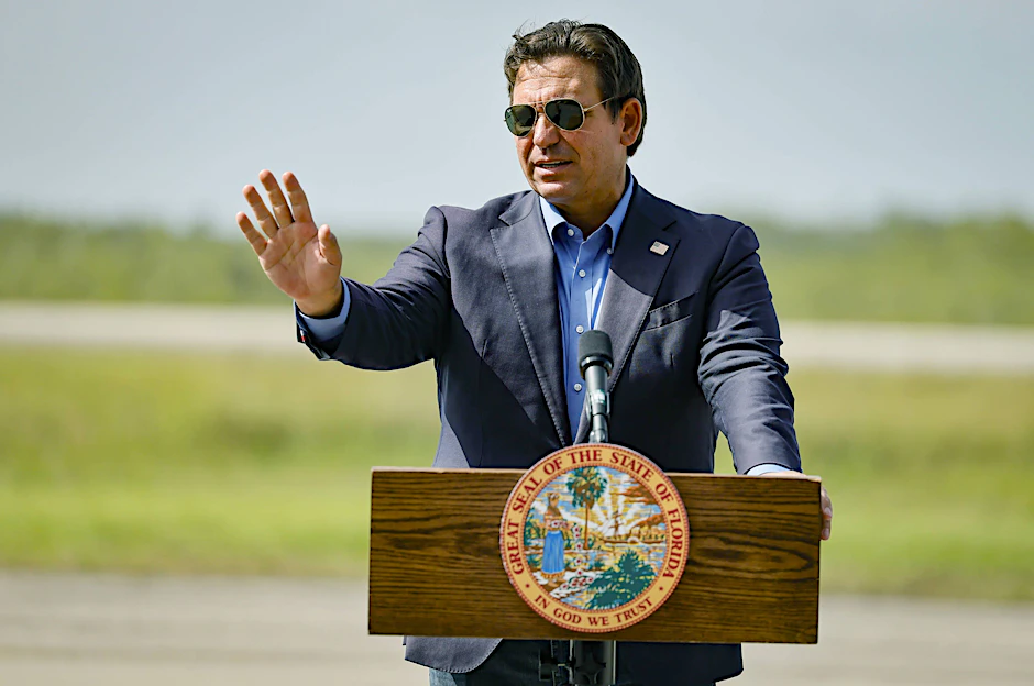 Der Gouverneur von Florida Ron DeSantis ließ in seinem Bundesstaat das Abschiebelager für Migranten erbauen.