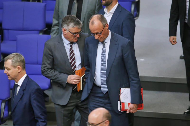 Ukraine-Krieg: Regierungssprecher Kornelius verstrickt sich bei Schröder-Frage in Widersprüche