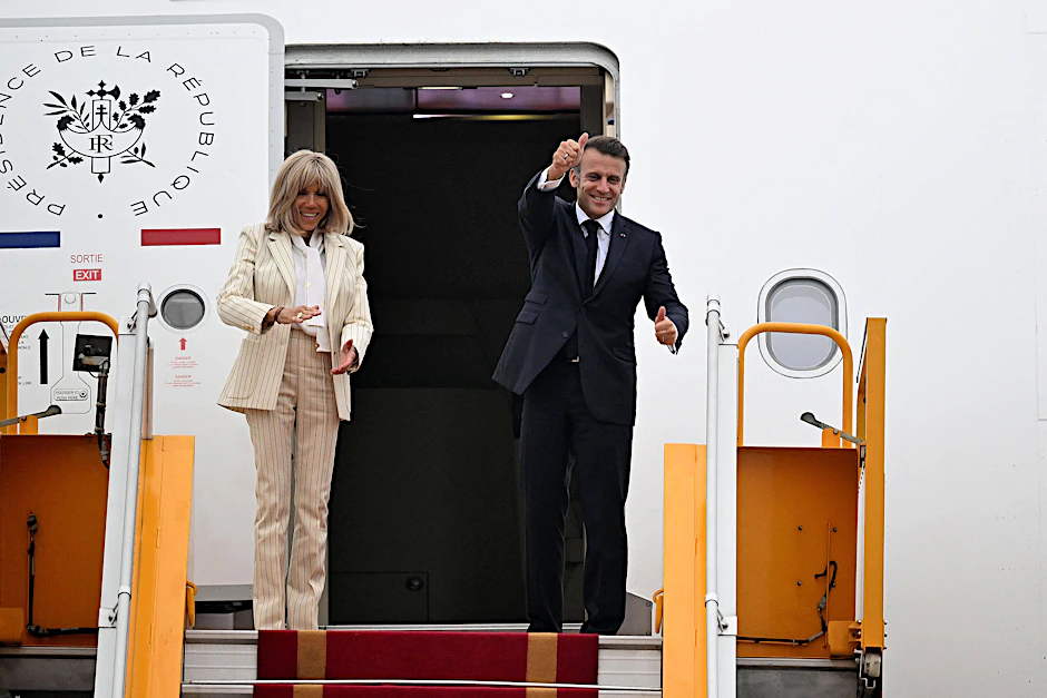 Emmanuel und Brigitte Macron bei der Ankunft in Vietnam. Neue Aussagen eines Macron-Biografen sorgen erneut für Spekulationen um die Szene im Präsidentenflugzeug.