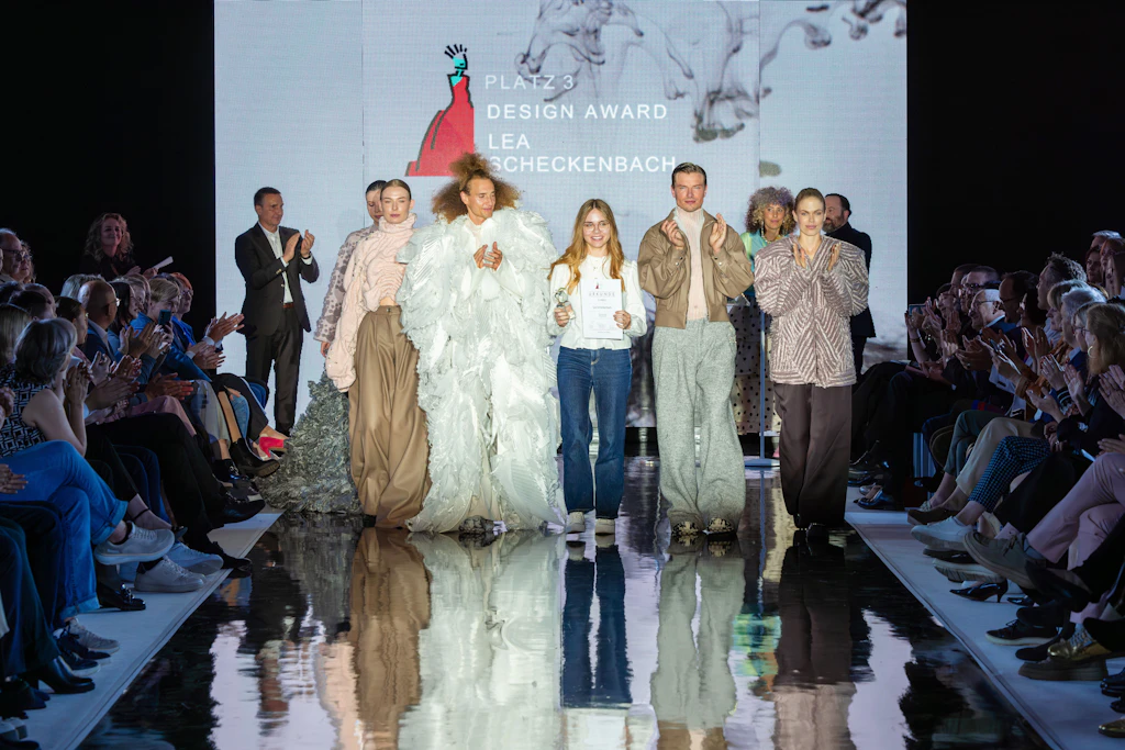 Lea Scheckenbach, die ihren Abschluss an der Hochschule in Reutlingen im Fach Textil absolvierte, sicherte sich den dritten Platz.