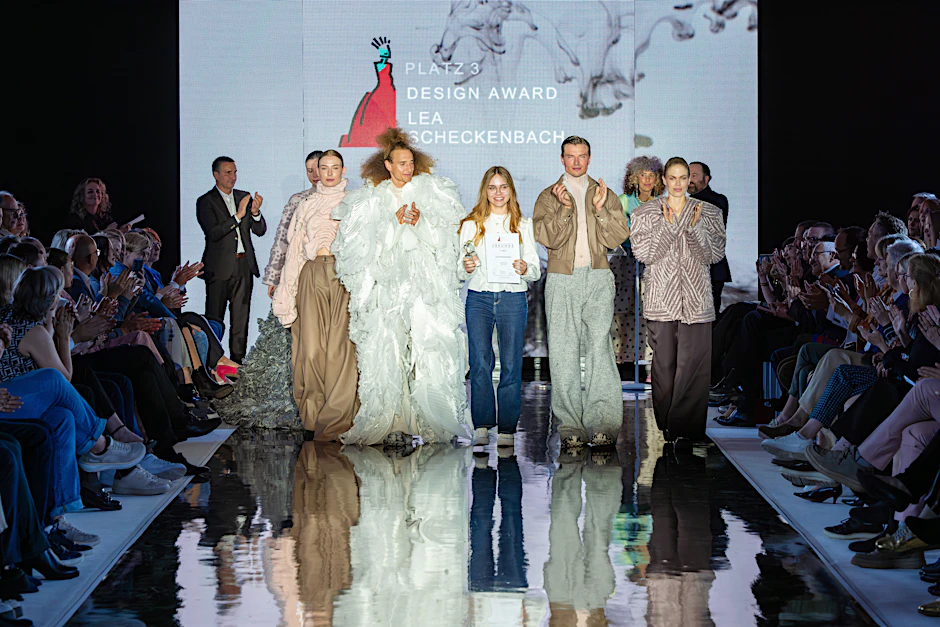 Lea Scheckenbach, die ihren Abschluss an der Hochschule in Reutlingen im Fach Textil absolvierte, sicherte sich den dritten Platz.