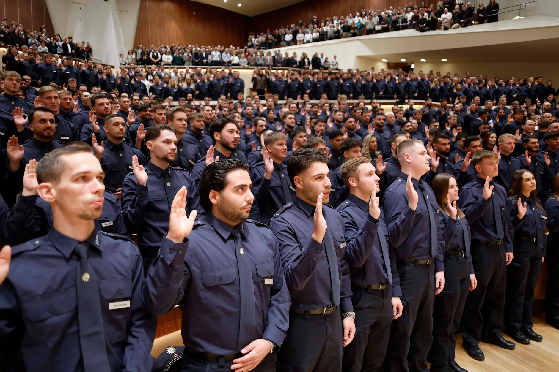 25.11.2025: Die Vereidigung von 650 neuen Polizisten für das Land Berlin in der Philharmonie.