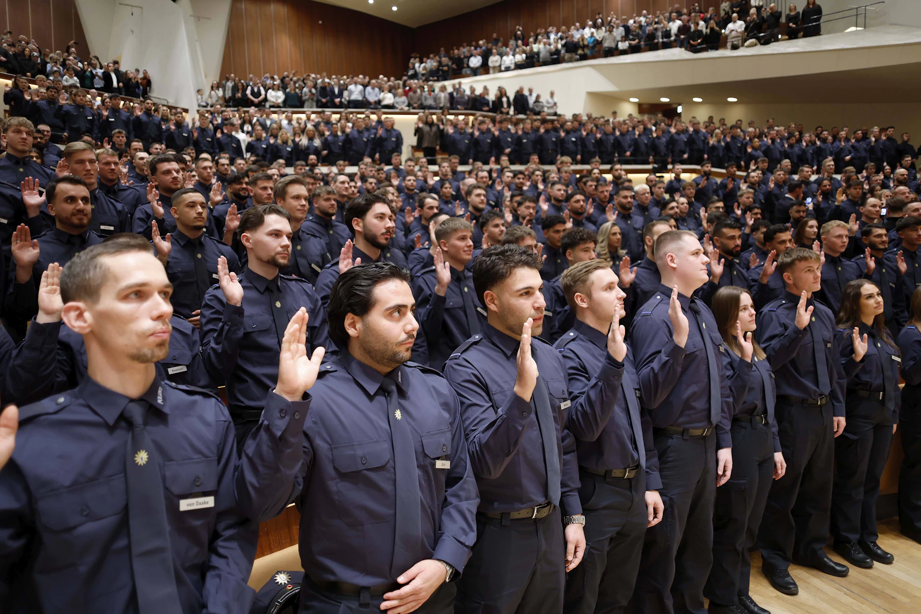 25.11.2025: Die Vereidigung von 650 neuen Polizisten für das Land Berlin in der Philharmonie.