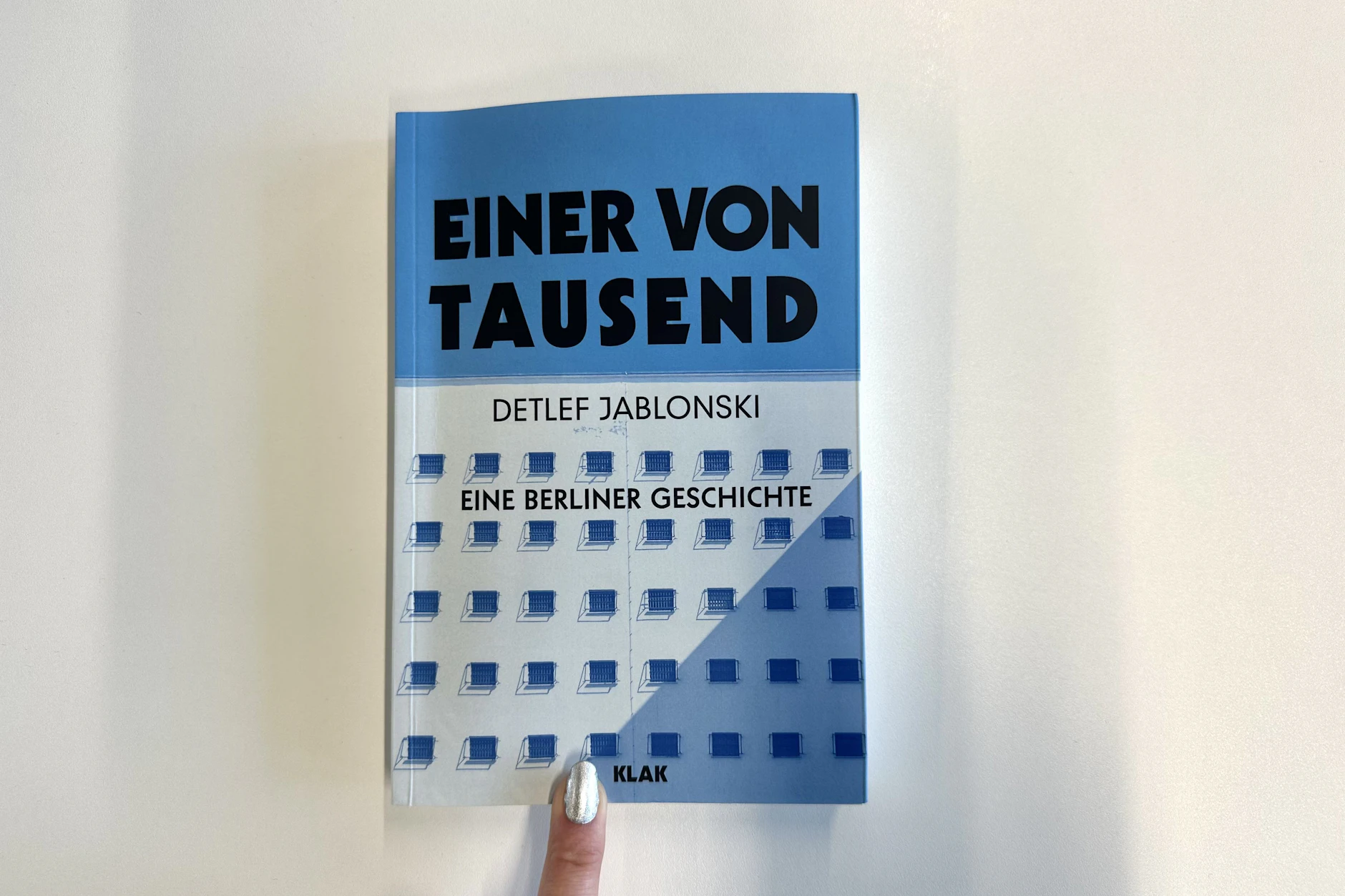 In seinem Buch erzählt Jablonski seine Geschichte trotz aller Tragik mit einer erfrischenden Komik.
