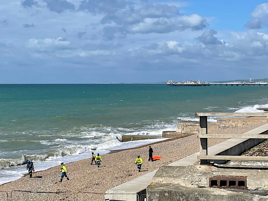 Der Strand in der Nähe des Madeira Drive. Wie die Polizei von Sussex mitteilte, wurden die Leichen von drei Frauen aus dem Meer gezogen.