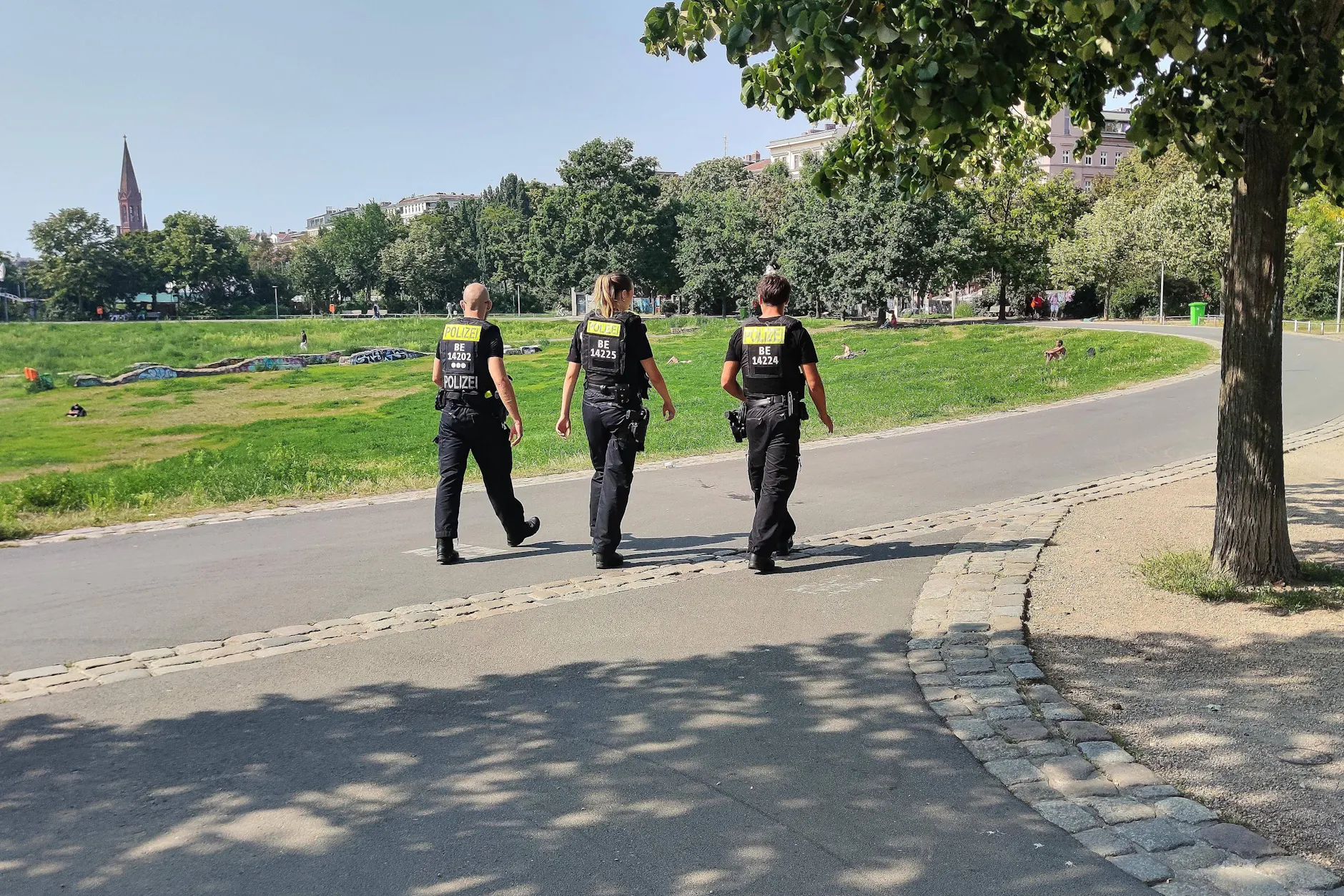 Streifenpolizisten im mittleren Dienst haben ein Einstiegsgehalt von 2800 Euro brutto im Monat.