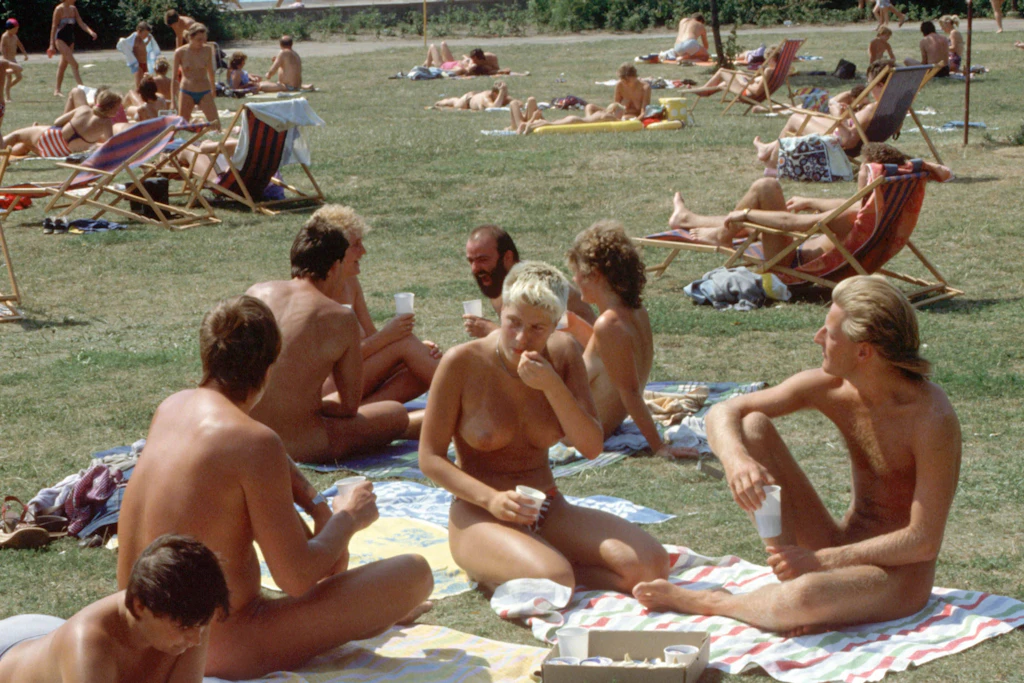 Sommer 1989 im Freibad Pankow: Nacktheit ist hier das Normal.