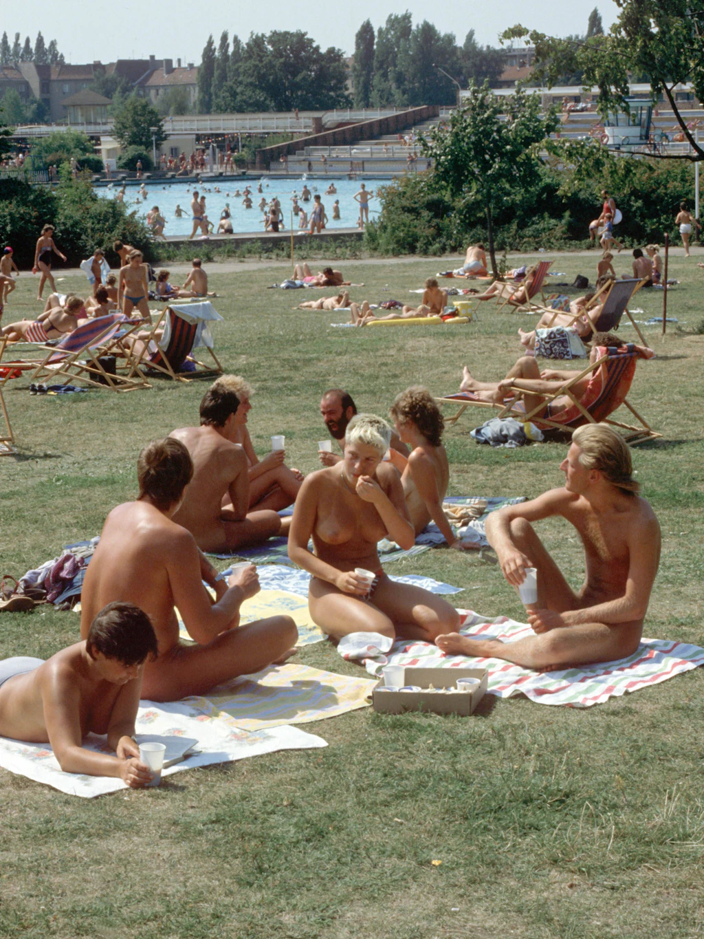 Sommer 1989: eine Gruppe Jugendlicher auf einer Liegewiese im Freibad Pankow