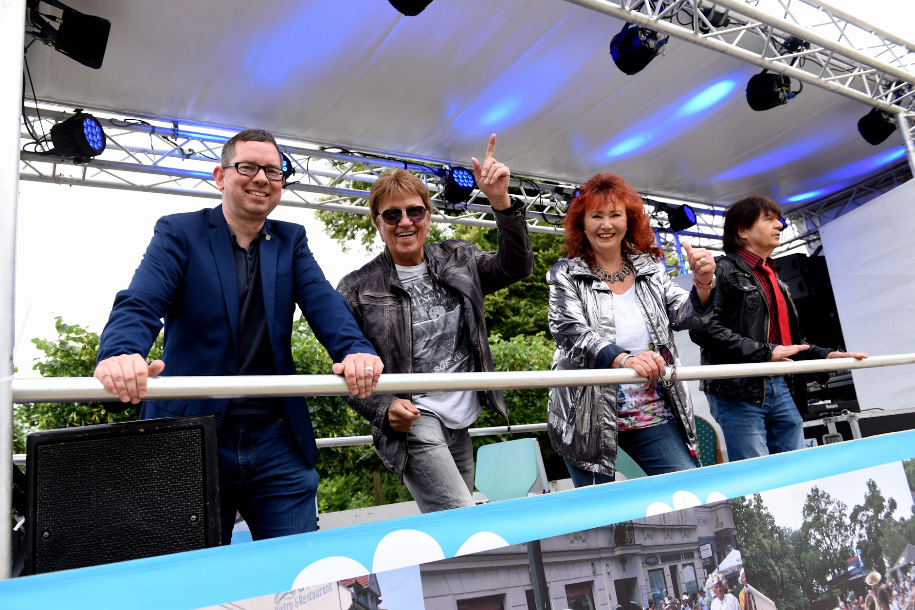 Die Schlagerparade gehört jedes Jahr zu den Publikumslieblingen beim Köpenicker Sommer und sorgt jedes Jahr für ausgelassene Stimmung.