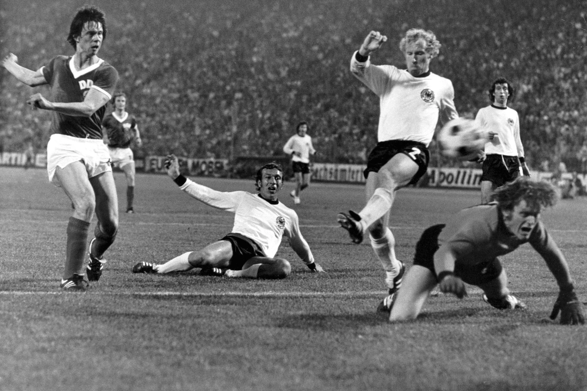 Ein Tor für die Ewigkeit: Jürgen Sparwasser (l.) trifft bei der WM 1974 zum 1:0 gegen die BRD. Torwart Sepp Maier und seine Vorderleute können den Stürmer nicht stoppen.