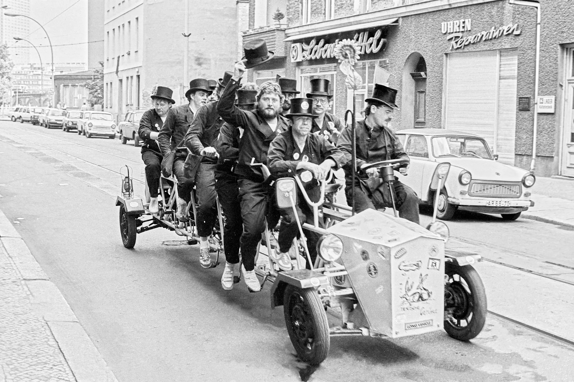 Männer fahren zum Herrentag 1989 auf einem selbstgebauten Gefährt über die Oranienburger Straße in Berlin: Trotz Feiertags-Verbot machten es sich die Herren in der DDR schön.