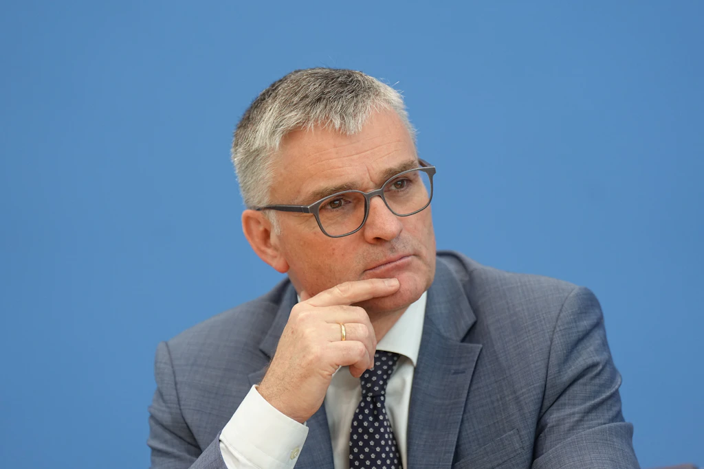 In Erklärungsnot: Berlins widersprüchliche Antworten zu Putins Schröder-Vorschlag