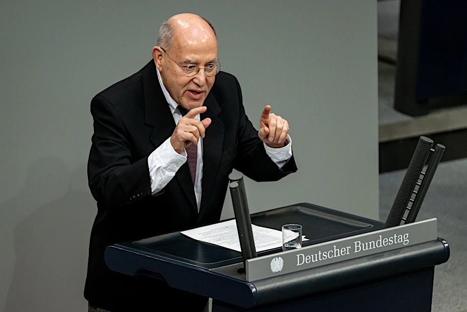 Gregor Gysi spricht im Bundestag. Der Abgeordnete der Linken setzt sich für den Erhalt des Jüdischen Krankenhauses ein.