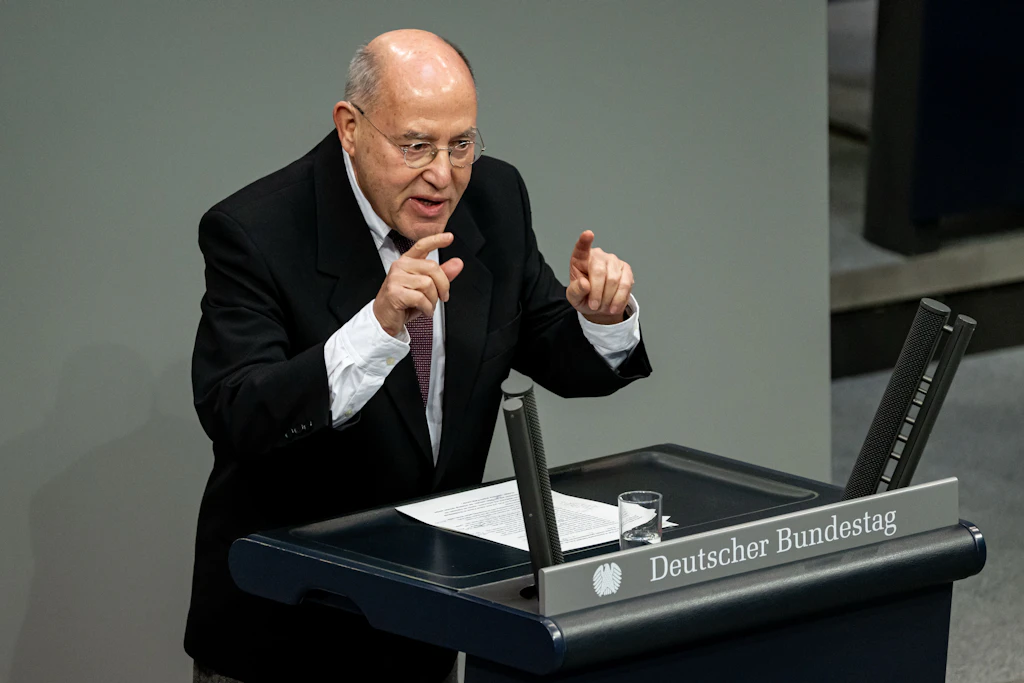 Gregor Gysi spricht im Bundestag. Der Abgeordnete der Linken setzt sich für den Erhalt des Jüdischen Krankenhauses ein.