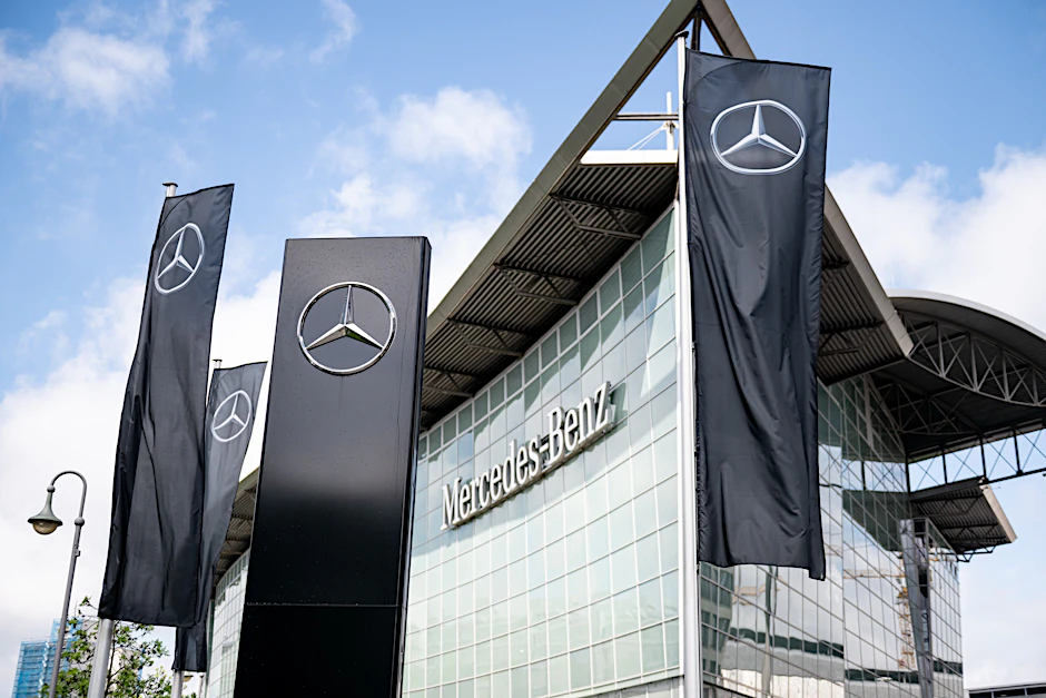 Das Logo von Mercedes-Benz steht vor einer Niederlassung am Salzufer. (Symbolbild)