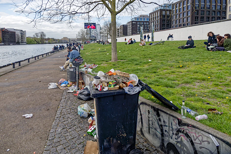 Wer im Wasser und am Ufer von Spree und Co. in Berlin Müll aufsammelt, kann sich künftig via BerlinPay belohnen lassen.