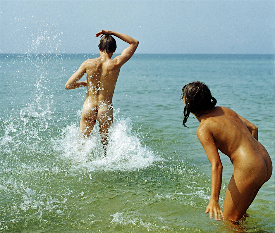 Junges Paar am FKK-Strand in Prerow an der Ostsee