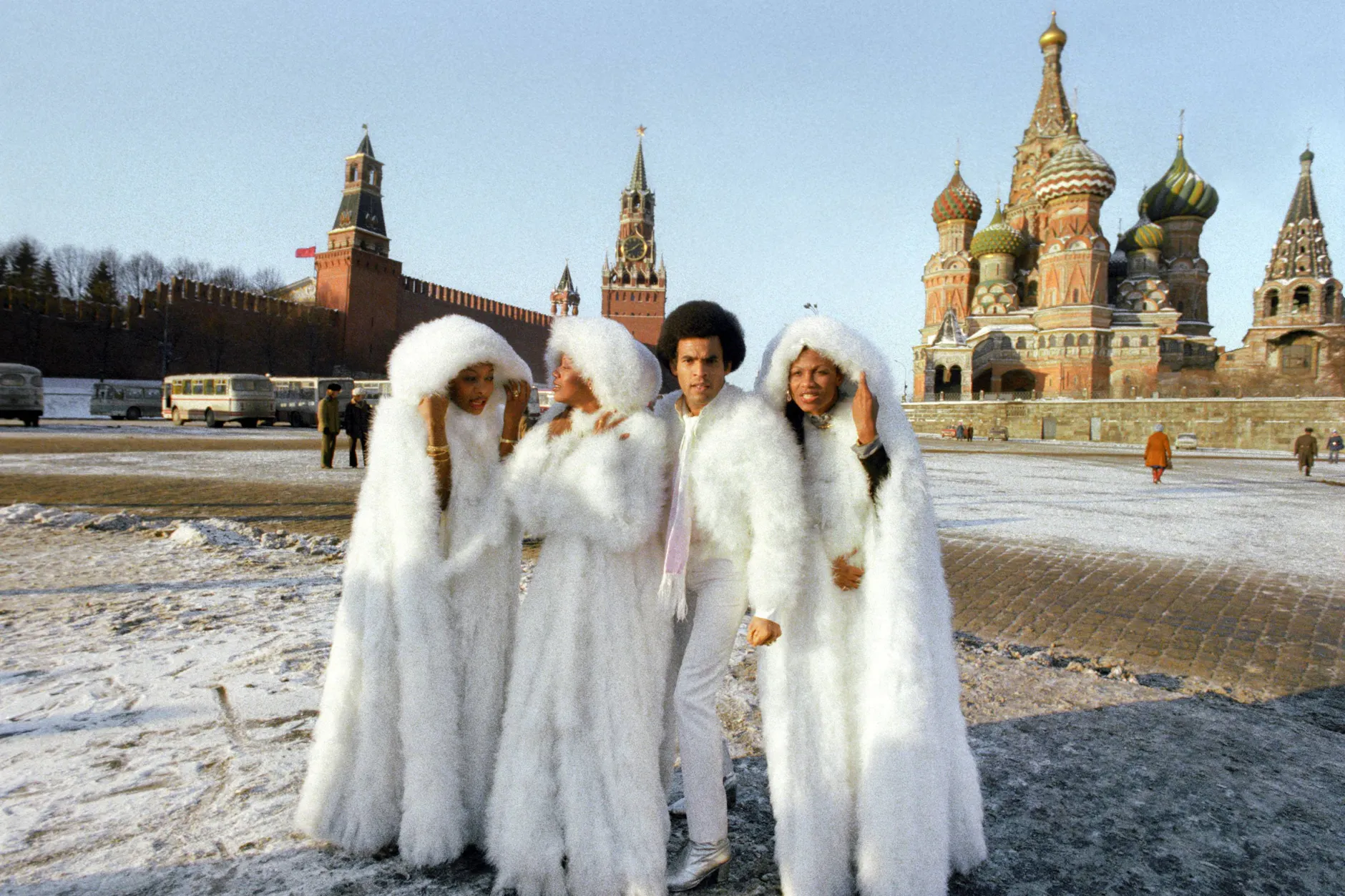 Boney M. friert im Dezember 1979 für ein Fotoshooting auf dem Roten Platz in Moskau.