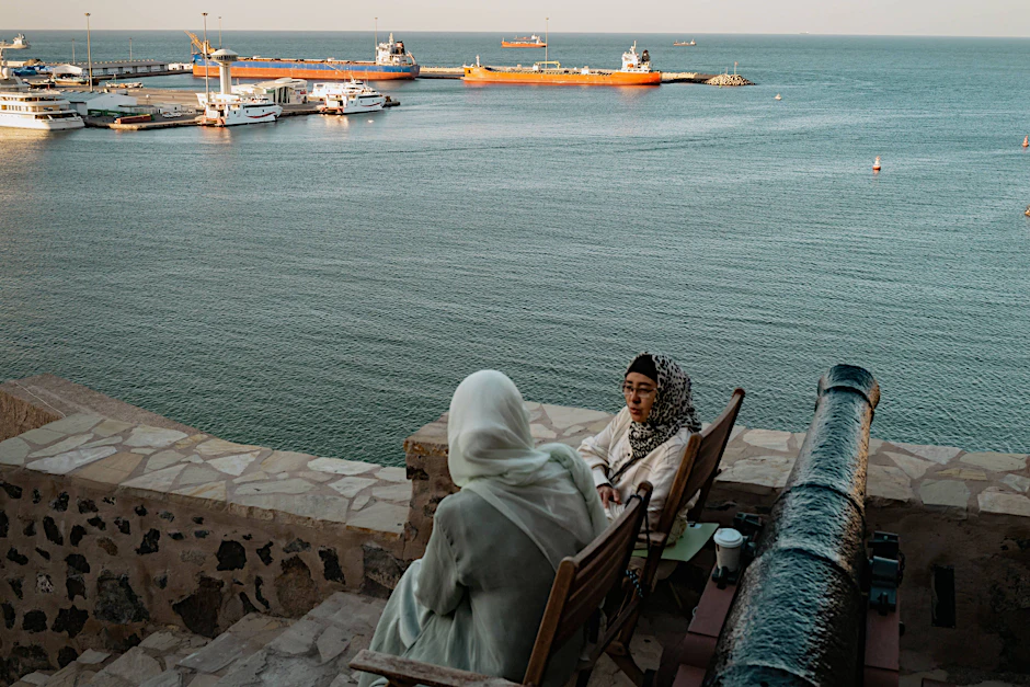 Schiffe liegen im Hafen von Maskat, Oman, vor Anker.