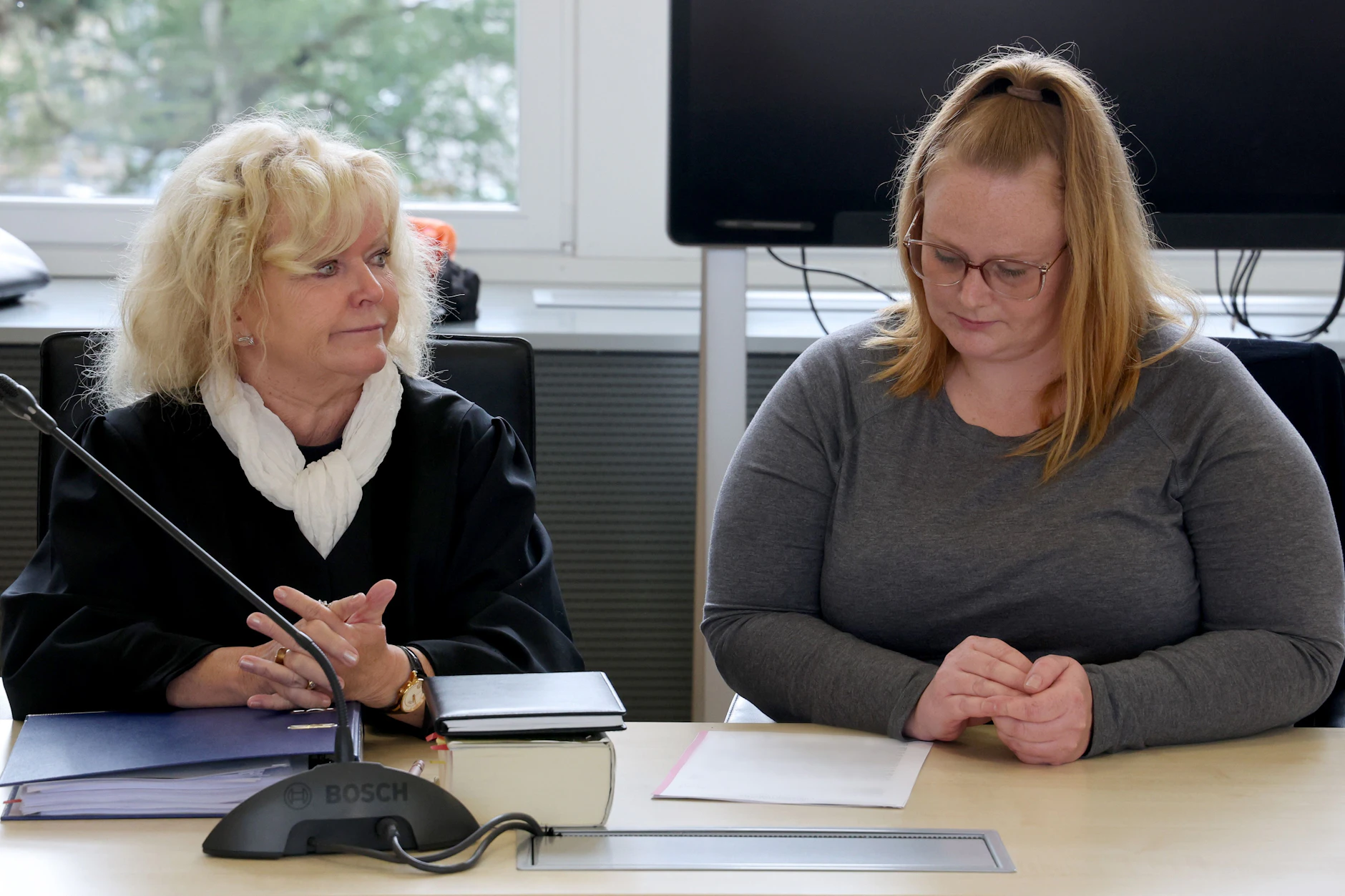 Dorina L., die Mutter des ermordeten Fabian, muss bei den Gerichtsverhandlung viel ertragen. Hier sitzt sie mit ihrer Anwältin Christine Habetha.