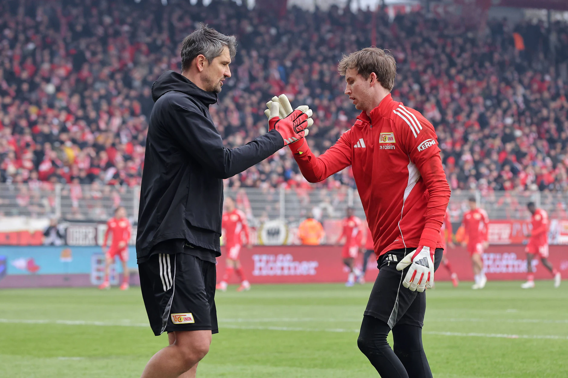 An der Entwicklung von Frederik Rönnow zu einem der besten Torhüter der Bundesliga hat Torwarttrainer Michael Gspurning (l.) einen sehr großen Anteil. Im Sommer verlässt er den 1. FC Union Berlin.