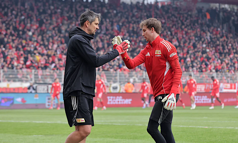 An der Entwicklung von Frederik Rönnow zu einem der besten Torhüter der Bundesliga hat Torwarttrainer Michael Gspurning (l.) einen sehr großen Anteil. Im Sommer verlässt er den 1. FC Union Berlin.