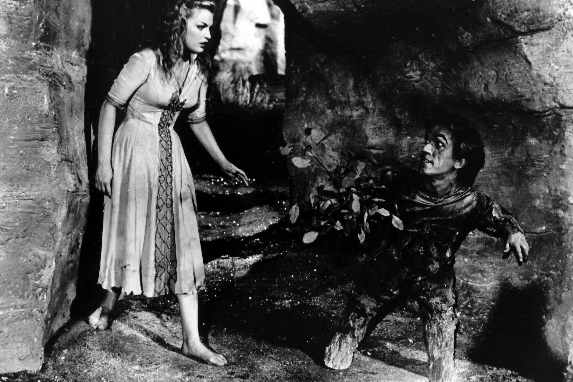 Christel Bodenstein als Prinzessin zusammen mit Zwerg Richard Krüger im Film „Das singende, klingende Bäumchen“ aus der DDR.