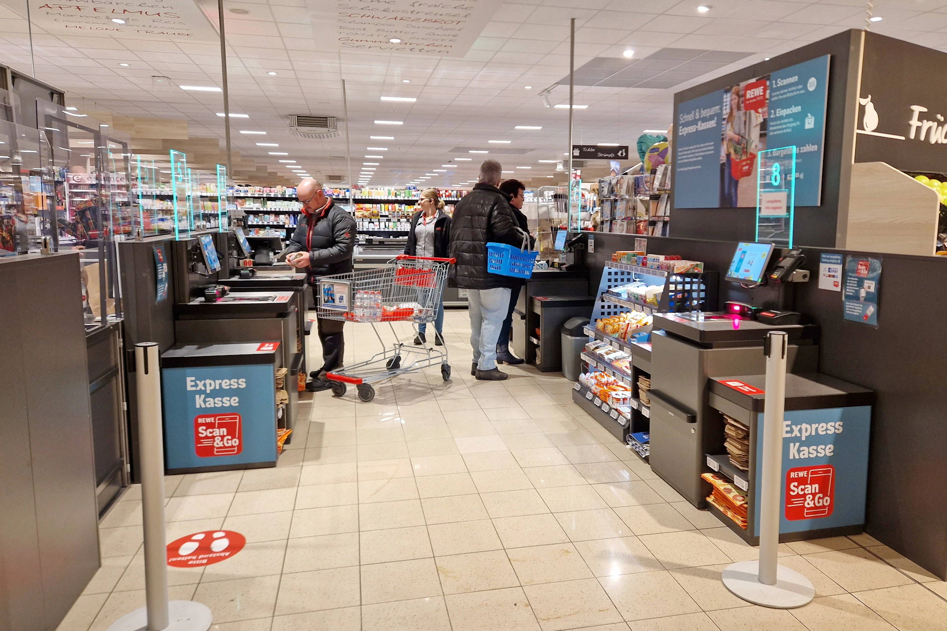In immer mehr Supermärkten tauchen SB-Kassen auf. Sie werden genutzt, wenn Kunden besonders schnell zahlen wollen oder nur wenige Produkte im Einkaufswagen haben.