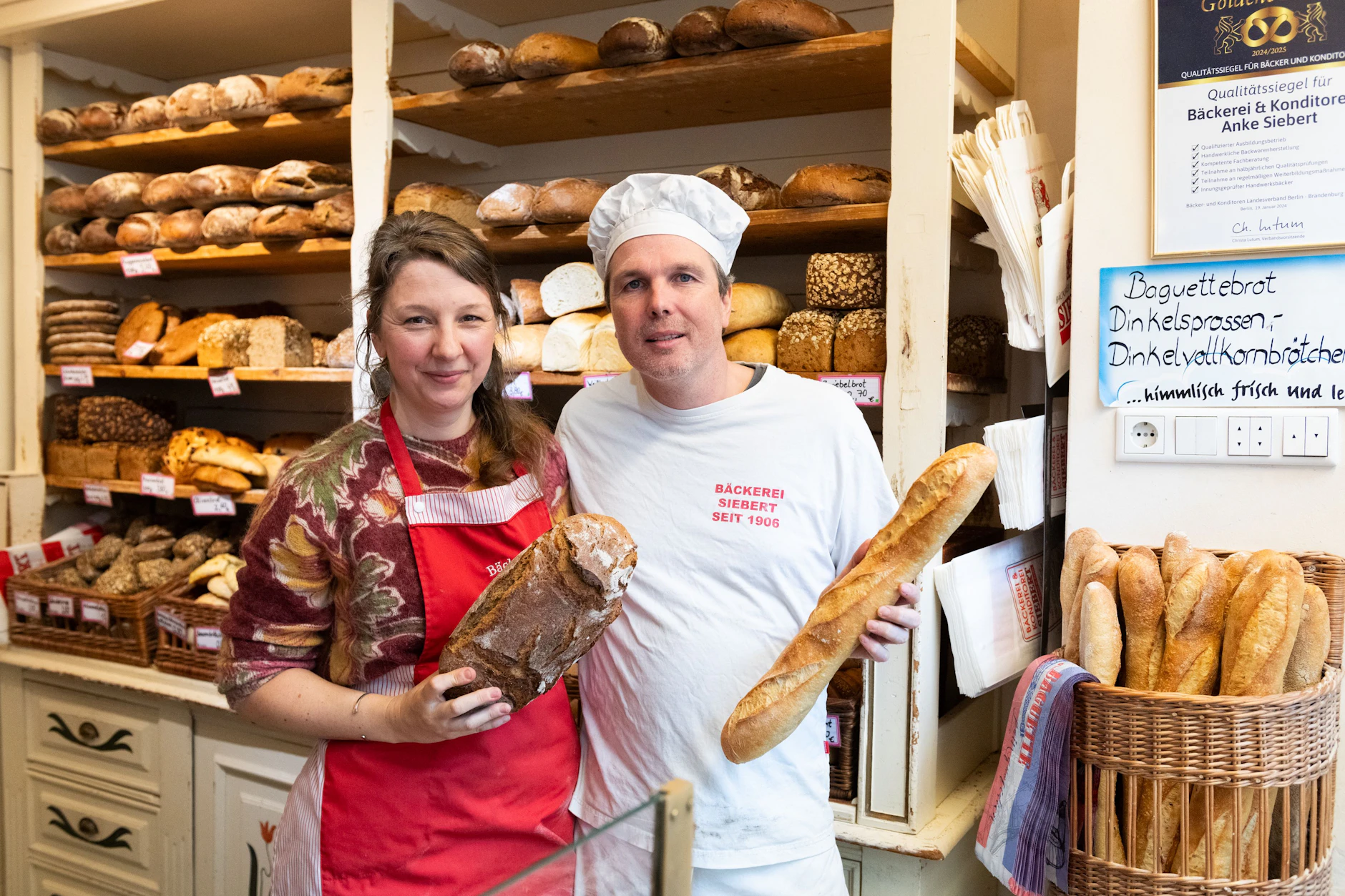 Seit 1906 gibt es die Bäckerei Siebert in der Schönfließer Straße. Seit 2021 führen Anke Siebert und ihr Mann, Bäckermeister Ulrich Kienzl, das Geschäft in fünfter Generation.