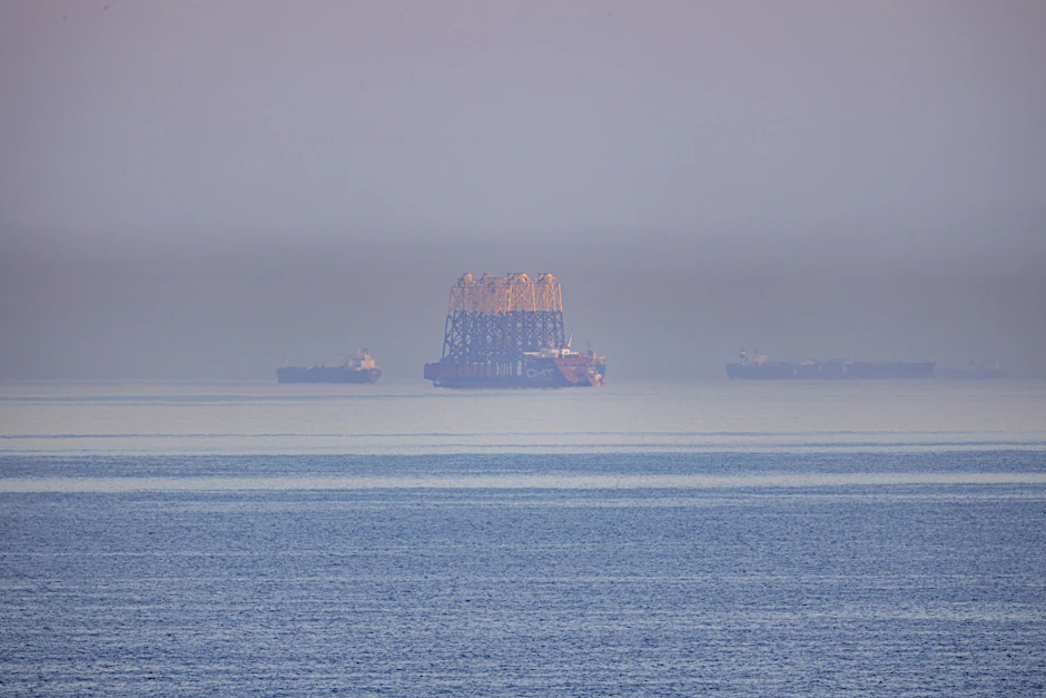 Transport-Schiffe auf See. Vor den Vereinigten Arabischen Emiraten wurde offenbar ein Schiff beschlagnahmt.