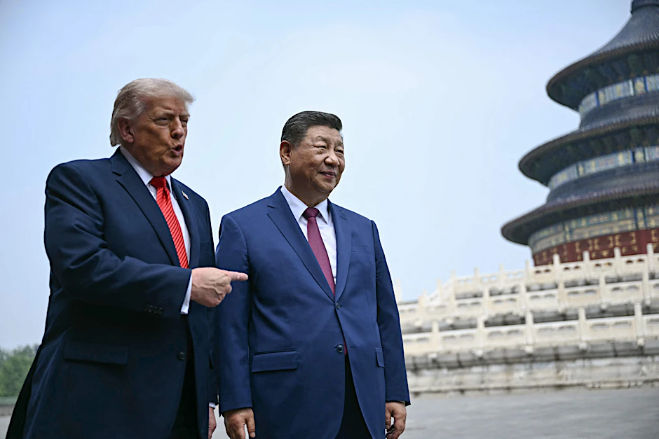 Chinas Präsident Xi Jinping (R) und der amerikanische Präsident Donald Trump besuchen am 14. Mai 2026 den Himmelstempel in Peking.