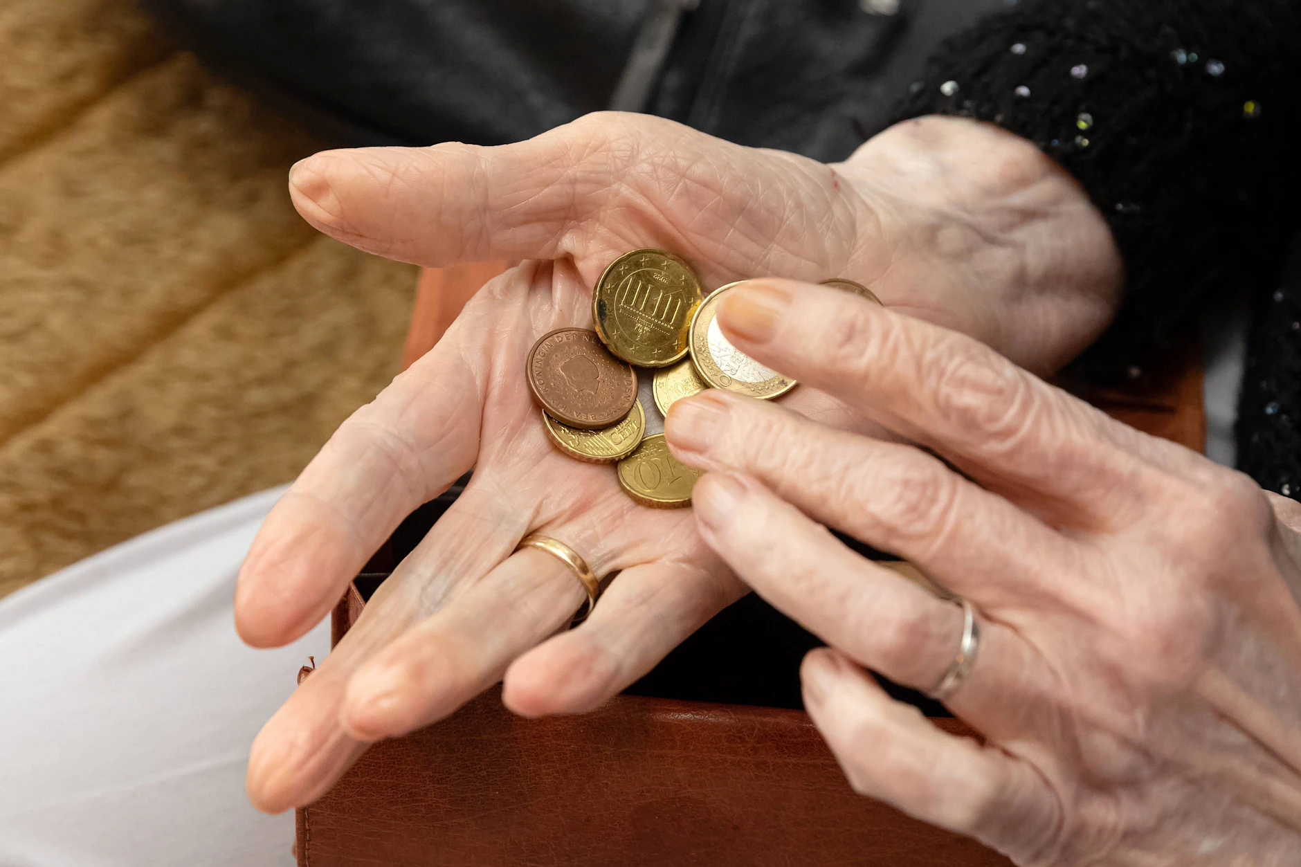 Vor allem Rentierinnen und Rentner mit wenig Geld dürften sich über die ERhöhung freuen. Die Renten gehen bundesweit um 4,24 Prozent rauf.