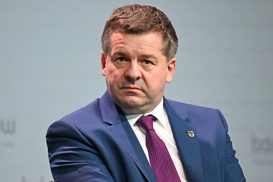 Vor der Landtagswahl in Sachsen-Anhalt im September prüft die CDU mögliche Wege ohne klassische Mehrheit. Auch die Linke signalisiert Gesprächsbereitschaft.