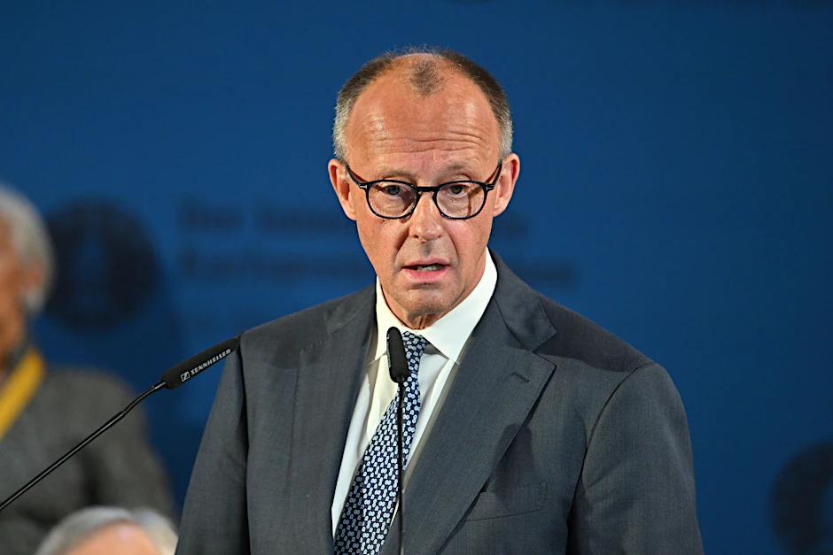 Bundeskanzler Friedrich Merz (CDU) sprach bei der Verleihung des Karlspreis im Rathaus.