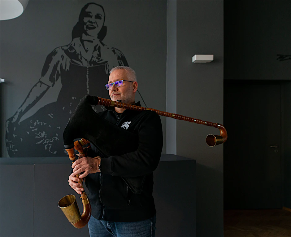 Experte am sorbischen Dudelsack: Andreas Hentzschel spielt das Instrument im Theater Bautzen.