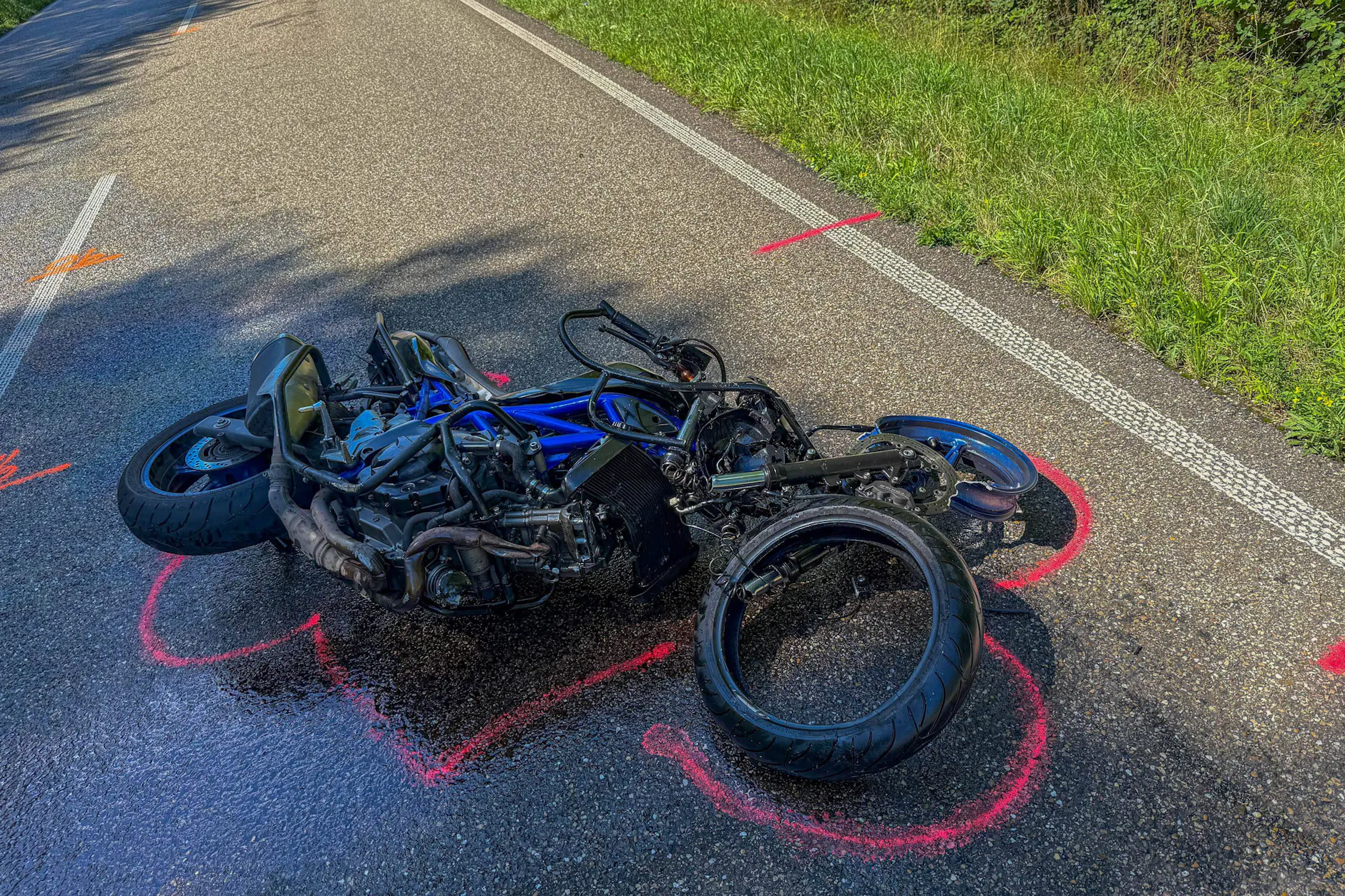 Auch im vergangenen Jahr gab es einen tragischen Unfall mit einem Motorrad während der Fahrschule: Eine Fahrschülerin auf dem Motorrad kollidiert auf einer Landstraße frontal mit einem entgegenkommenden Auto. Sie starb an der Unfallstelle.