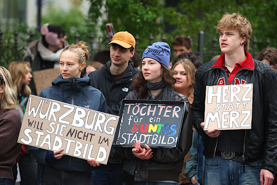 Junge Demonstranten protestieren beim 104. Deutschen Katholikentag gegen den Besuch von Bundeskanzler Merz.