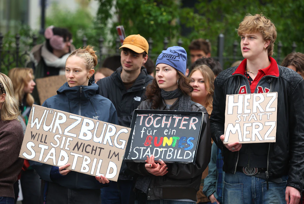Merz wirbt bei jungen Menschen für Einsatz in Parteien