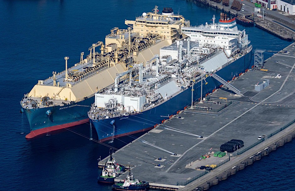 Der LNG-Tanker „Seapeak Meridian“ übergibt am 9. März 2026 amerikanisches Flüssigerdgas an das Regasifizierungsschiff „Neptune“ im Hafen Mukran auf Rügen. (Symbolbild)