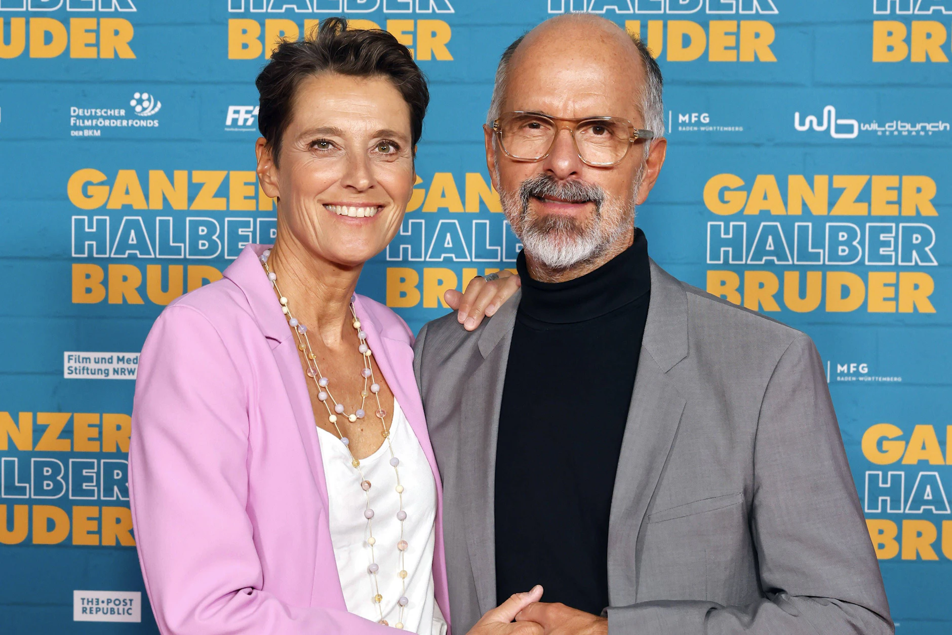Schauspieler Christoph Maria Herbst und seine Ehefrau Gisi Herbst im September 2025 bei einer Filmpremiere in Köln.