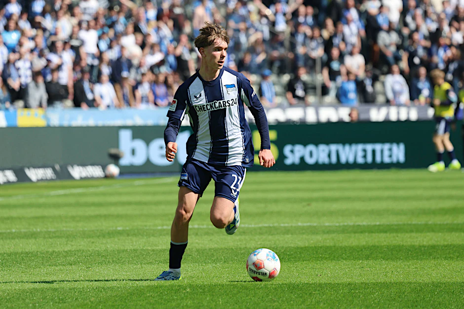 Kennet Eichhorn von Hertha BSC liegt ein Angebot von Manchester City vor. Doch nächste Saison darf er in England noch nicht spielen.