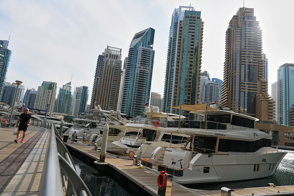 Dubai zählt jährlich rund 660.000 deutsche Besucher – derzeit rät das Auswärtige Amt von Reisen in die VAE dringend ab. 