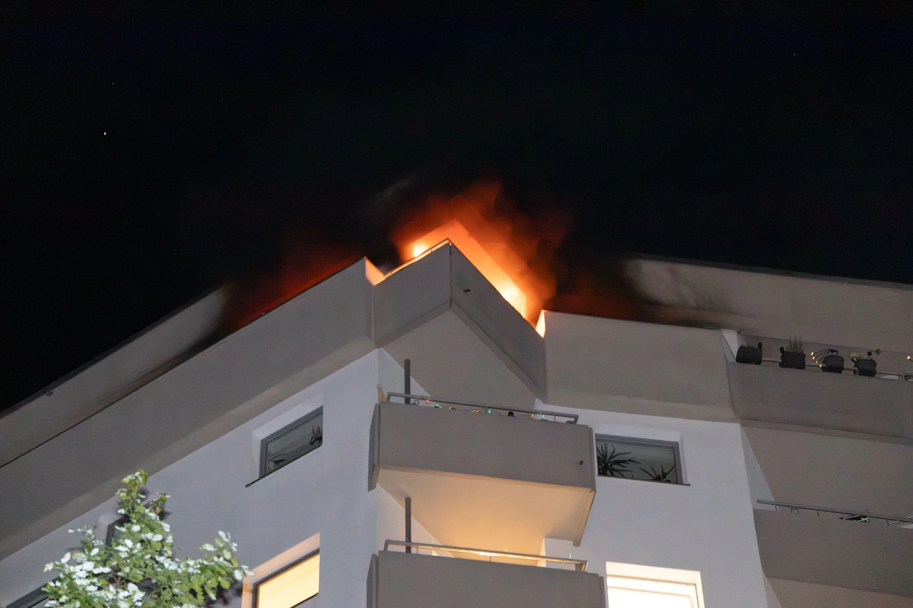 Von diesem Balkon aus brachte ein Mann sich selbst in Sicherheit, indem er zu seinem Nachbarn rüberkletterte.